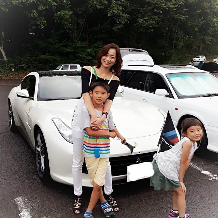 佐藤純さんのインスタグラム写真 - (佐藤純Instagram)「GT観戦後は、子供達を寝かしながら2時間半かけて宇都宮まで戻り、お風呂屋さんへ。  フェラーリGTC4ルッソの後部座席の広さにはほんとビックリ。  家族で乗れるフェラーリなんて素敵すぎる。  お風呂屋さんで夕飯を済ませパジャマに着替えちゃえば、帰ってからが楽だから、遠出の時はいつもこのパターン。  お風呂上がりのかき氷もお決まりコースです(笑)  すっぴんで失礼しました。  #ferrari #ferrarigtc4lusso #gtc4lusso #フェラーリ #gtc4ルッソ #supergt #スーパーgt #スポーツランド菅生 #兄妹 #ママ#ママモデル#モデル #mama#mamamodel#model」7月25日 10時06分 - junsatoidea