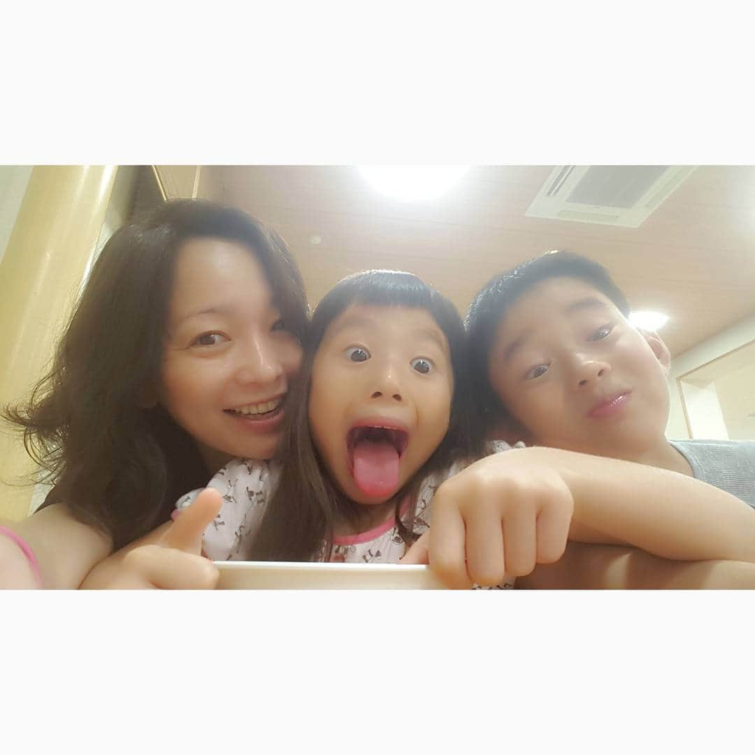 佐藤純さんのインスタグラム写真 - (佐藤純Instagram)「GT観戦後は、子供達を寝かしながら2時間半かけて宇都宮まで戻り、お風呂屋さんへ。  フェラーリGTC4ルッソの後部座席の広さにはほんとビックリ。  家族で乗れるフェラーリなんて素敵すぎる。  お風呂屋さんで夕飯を済ませパジャマに着替えちゃえば、帰ってからが楽だから、遠出の時はいつもこのパターン。  お風呂上がりのかき氷もお決まりコースです(笑)  すっぴんで失礼しました。  #ferrari #ferrarigtc4lusso #gtc4lusso #フェラーリ #gtc4ルッソ #supergt #スーパーgt #スポーツランド菅生 #兄妹 #ママ#ママモデル#モデル #mama#mamamodel#model」7月25日 10時06分 - junsatoidea