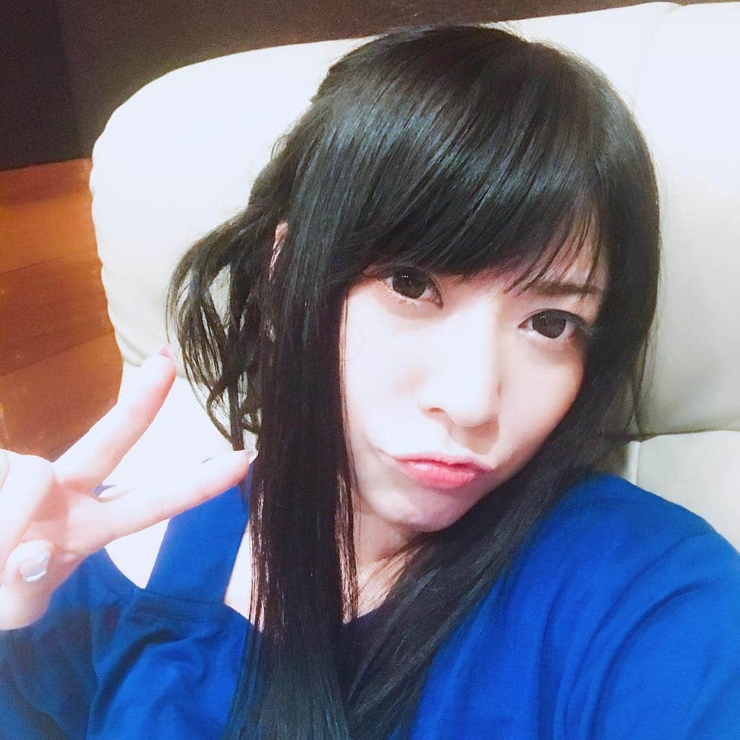 のインスタグラム：「昨日もレコーディングでした。歌いきった直後のスタジオでの1枚。 歌うの大好き。」