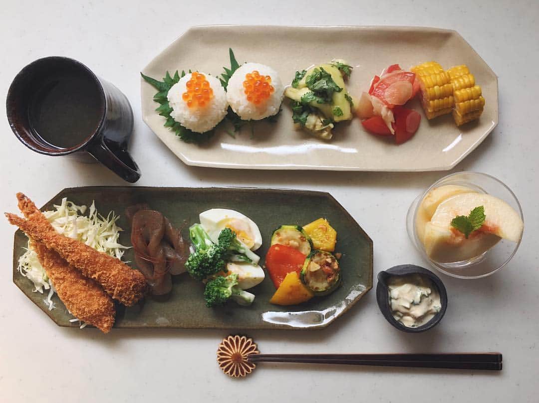 akoのインスタグラム：「Today's breakfast. おはようございます 渡邉由紀さんの器を 使いたいが為の朝ごはん 今日から娘の塾弁当を昼と夜二回作る日々が始まるので おかずが豊富 火曜日がんばっていきましょ☺︎ * 海老フライ 手綱こんにゃく ブロッコリーとゆで卵のサラダ ズッキーニとパプリカのにんにくえび塩炒め 蒸し茄子のパクチーサラダ トマトと新生姜の甘酢漬けの和え物 とうもろこし いくらむすび 桃 黒糖しょうが湯」