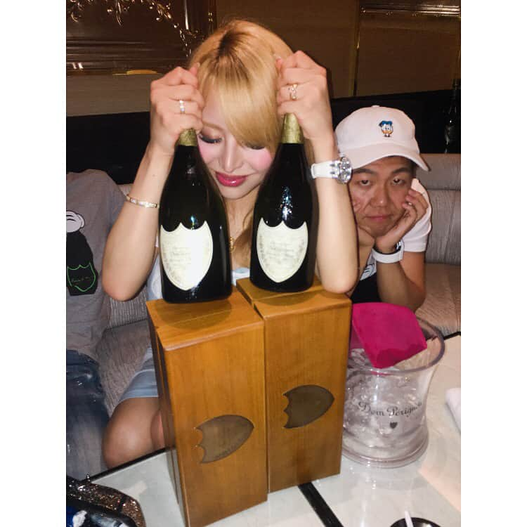 門りょうさんのインスタグラム写真 - (門りょうInstagram)「今日はまじでやばい‼️ 祭り行ってる最中にお客様きてくれたので デニムにスニーカーにリュックのまま急いで出勤してそのまま接客w 今日は皆様凄すぎて選べないので3組様ストーリーじゃなく本ちゃん載せます😻❤️❤️❤️ 今日の売上もう少しで4桁いく勢いやった😂❤️❤️ ほんとにありがとうございます😭❤️ #クラブ門#MON#北新地#門りょう#アルマンド姉さん#ラヴェイ#ペトリュス」7月25日 2時34分 - rio19891015