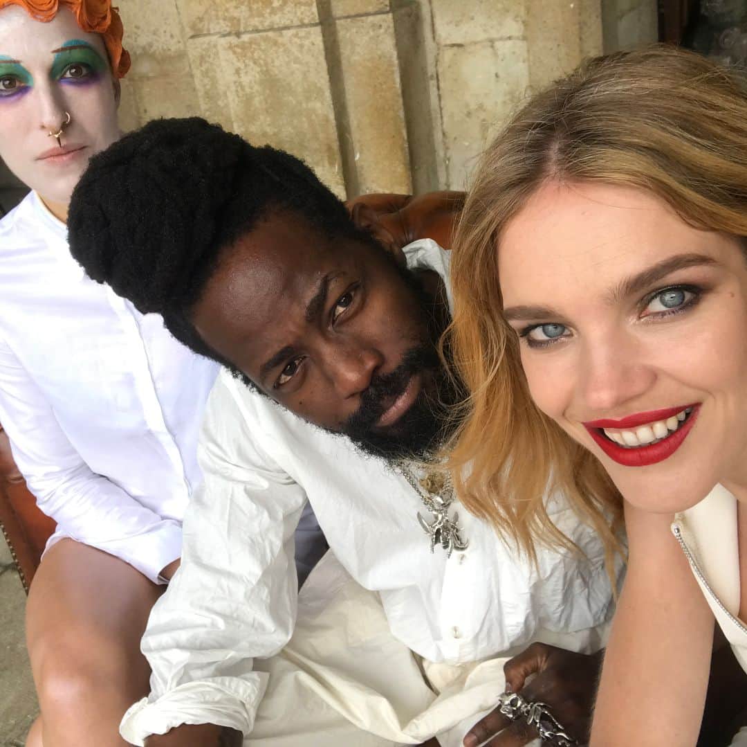 ナタリア・ヴォディアノヴァさんのインスタグラム写真 - (ナタリア・ヴォディアノヴァInstagram)「Hanging out with my co-creators of Malone Souliers @malonesouliers @nakedheartfoundation charity collection 💛❤️💜 @royluwolt and Alice Malone. 🇷🇺 Разрешите представить - дико талантливые и эмпатичные ребята - Элис и Рой, мои партнеры в создании благотворительной коллекции Malone Souliers в поддержку Фонда "Обнаженные сердца". 👠🙏🏻🤳」7月25日 2時41分 - natasupernova