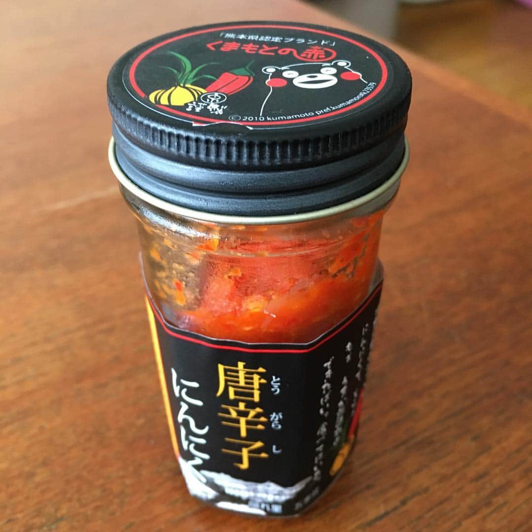 のインスタグラム：「先日熊本で購入した 唐辛子にんにくが最高で 毎日薬味として使ってます。  唐辛子、にんにく、塩のみ。 柚子胡椒のにんにく版ですな。」