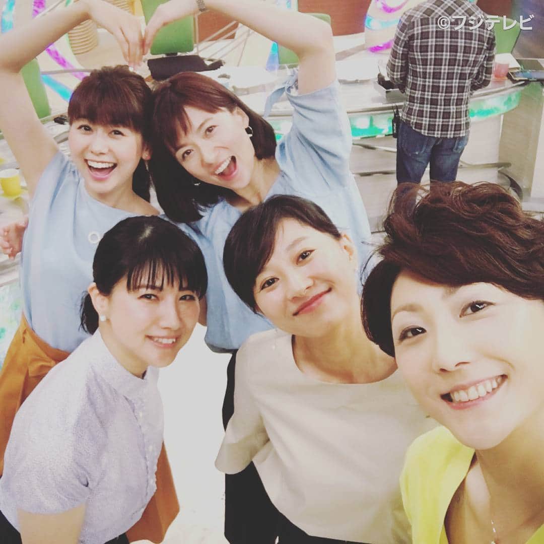 フジテレビ「とくダネ！」のインスタグラム：「今日は華やか火曜女子チームで自撮りフォト♪ また明日も、#朝8時からテレビの前でお会いしましょう！ さて、#どんなセリフが合うでしょう？ #中江有里 #菊川怜 #梅津弥英子 #森本さやか #山中章子 #自撮り #自撮り女子 #とくダネ大喜利 #大喜利 #とくダネコーデ #ファッション #コーディネート #今日のコーデ #アナウンサー #コメンテーター #2017 #7月25日 #火曜日 #とくダネ #tokudane #フジテレビ #fujitv 170725」