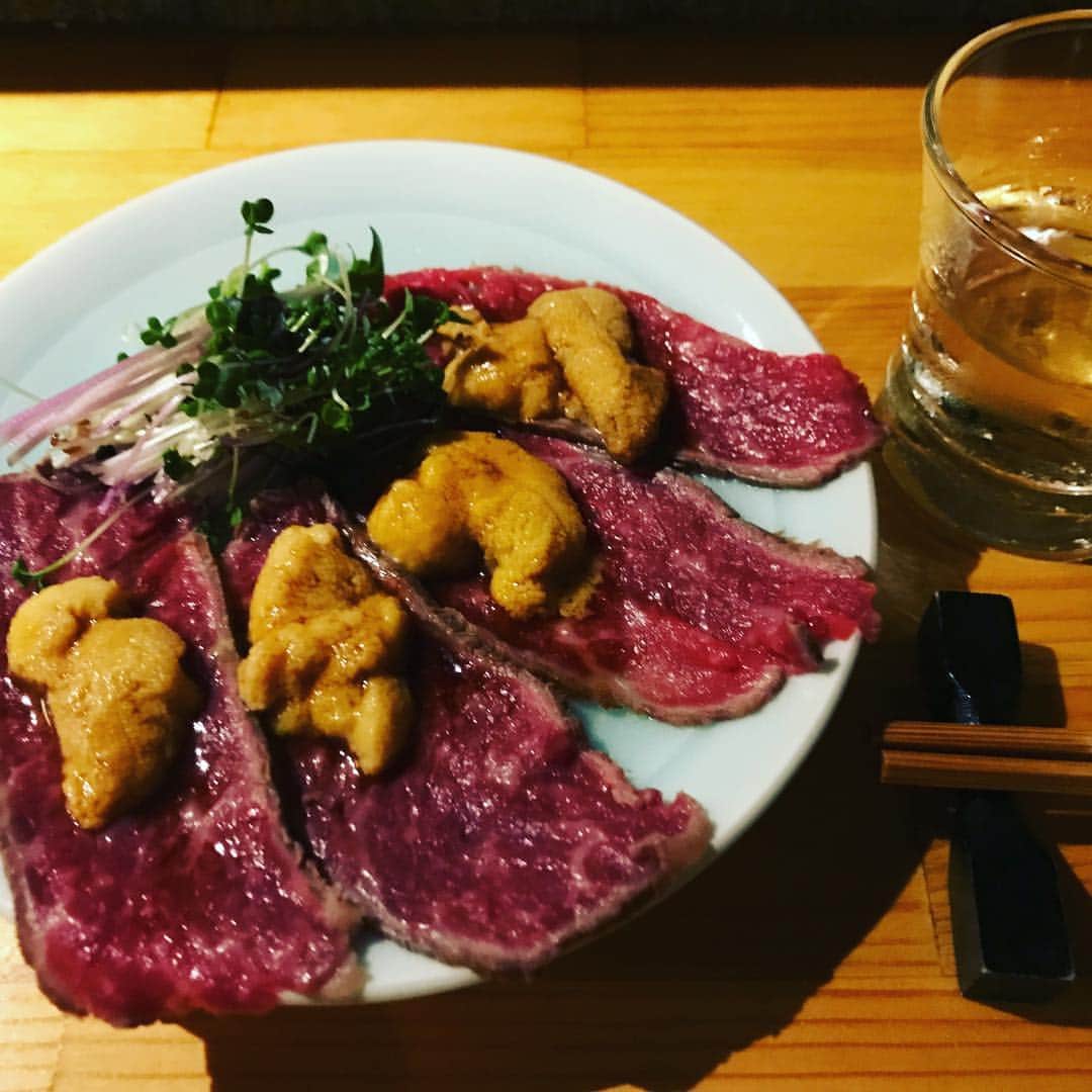Miku Hirata 平田未来のインスタグラム：「けしからぬ、ウニと肉の取り合わせ。辛口の日本酒とともに。」