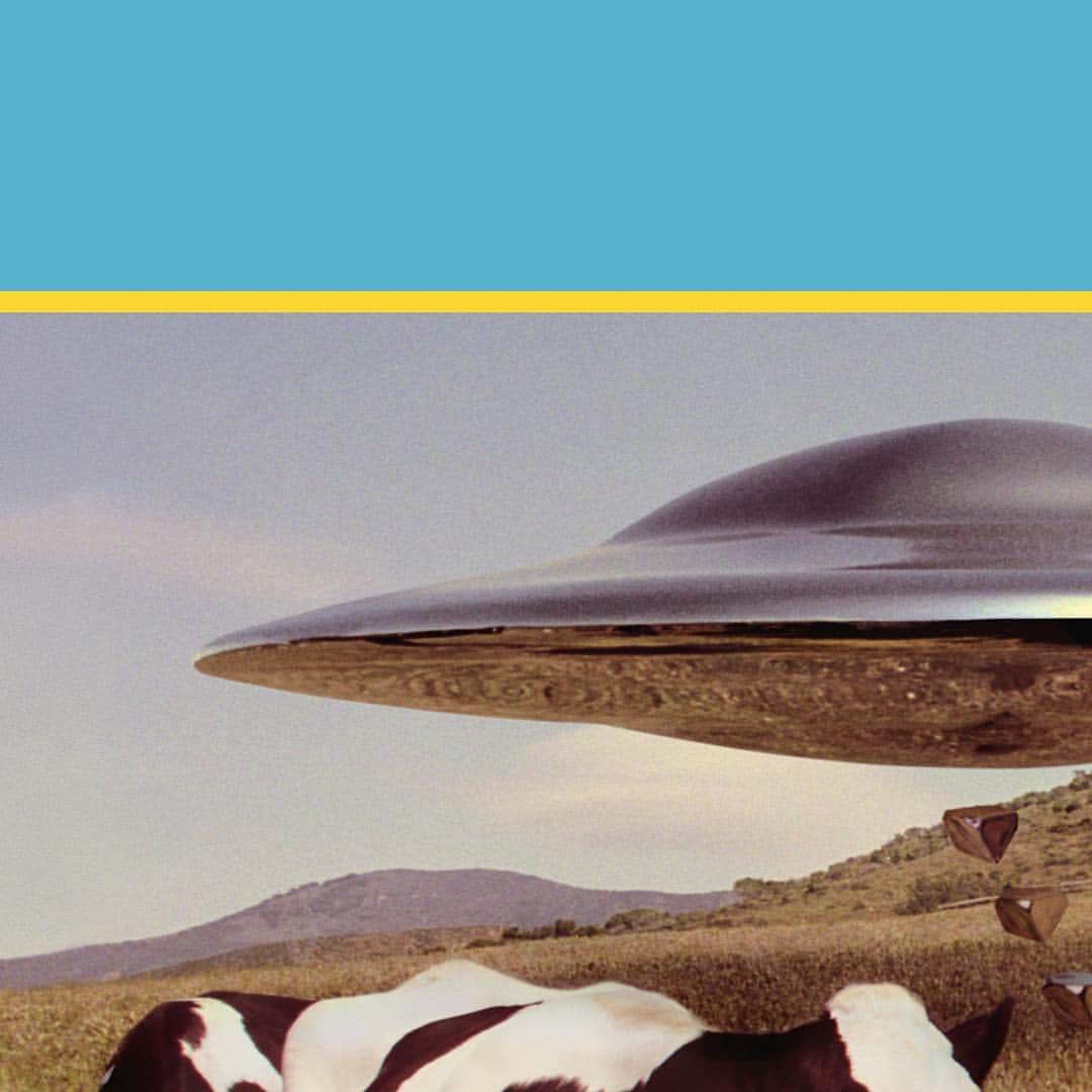 グッチさんのインスタグラム写真 - (グッチInstagram)「6/6 • Inside the #GucciFallWinter17 campaign, a UFO inspired by vintage sci-fi. #gucciandbeyond  Photographer: @_glen_luchford Creative director: #AlessandroMichele Art director: @christophersimmonds」7月25日 20時41分 - gucci