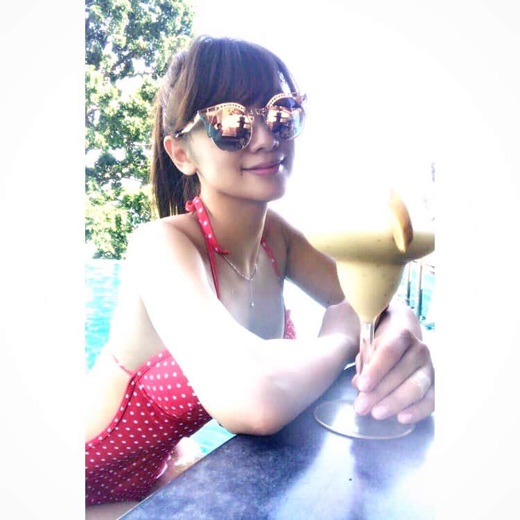 金山睦さんのインスタグラム写真 - (金山睦Instagram)「サービスて言って、ショットグラスで何かを沢山飲ませてくれるこの人😂🙏✨ #alcohol #pool #bar #shotgrass」7月25日 12時05分 - kanayama_chika