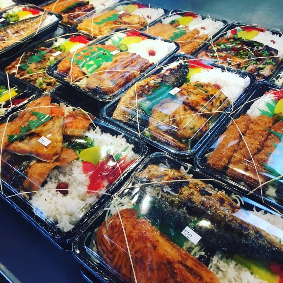 タイガー福田のインスタグラム：「#ハワイ #日本食の弁当 #アメリカンサイズ #とりあえず詰め込む作業」