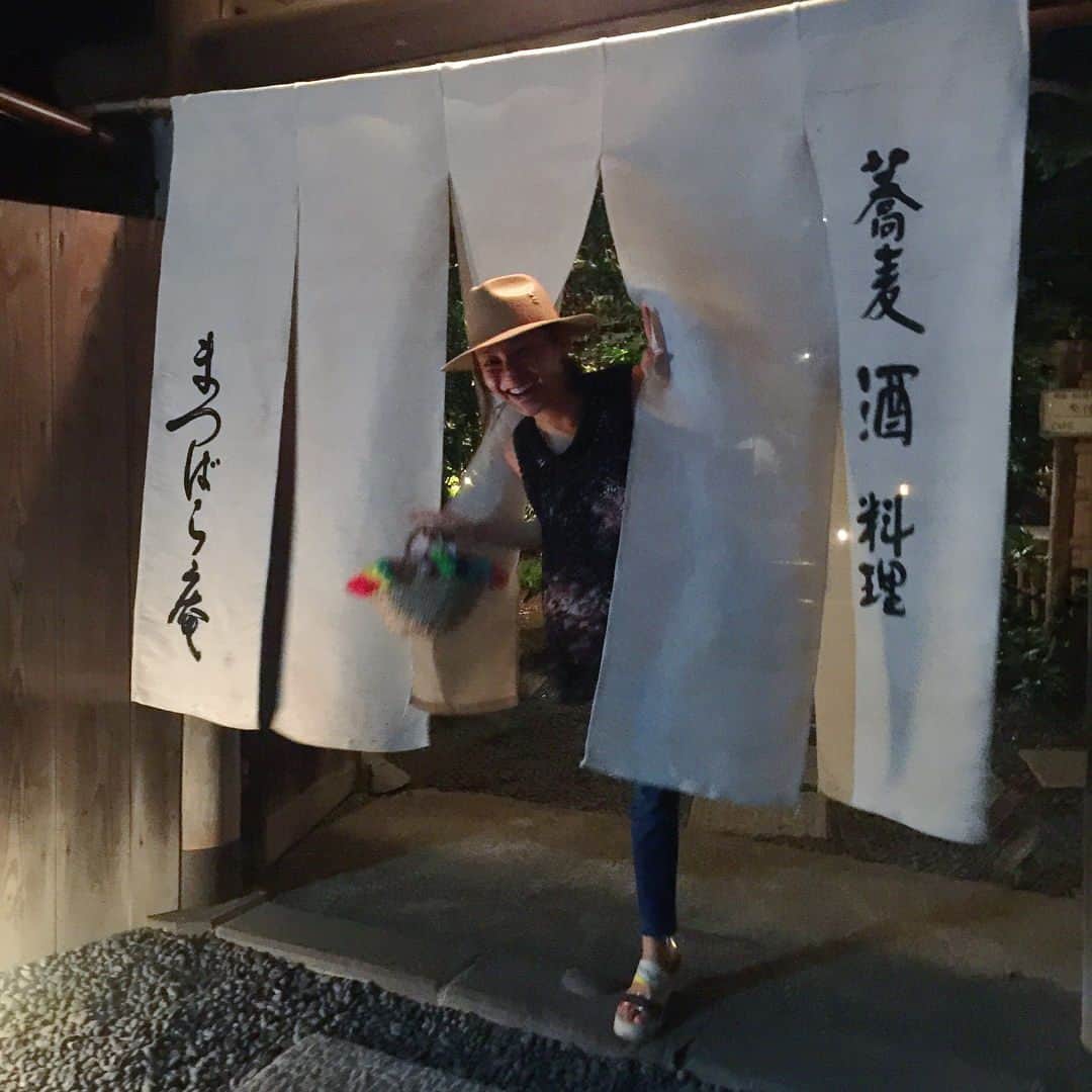 内山理名さんのインスタグラム写真 - (内山理名Instagram)「KAMAKURA🌴 ・ ・ 昨日は ちょいと用事があり 鎌倉へ。あ…鎌倉といえば 素敵な鎌倉ライフを送っている @yoga_citta  さん♡ と思い…突然のお宅訪問から趣きあるお蕎麦屋さんへ。美人さんだけでなく 私にはキラキラして見えましたわ。 ・ 癒しのオンパレードな鎌倉時間を過ごしました。そこでも @utlyoga はいいスクールだよ  いや…良過ぎる！なんて話にもなり。 ・ やはり海岸沿いを歩いているだけで 砂まみれになりましたが…それも悪くない🍃 ・ #kamakura  #kamakuralife  #yogateacher  #yoga #summer2017」7月25日 12時43分 - rinauchiyama_official