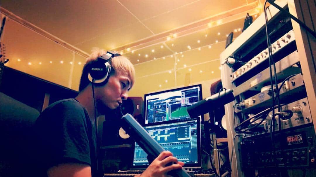Robert de Boronのインスタグラム：「‪本気でピアニカ🎹🌬土臭い音♫‬ #ピアニカ #piano #robertdeboron #music #dtm #音楽 #shure #楽器 #hiphop #レコーディング」
