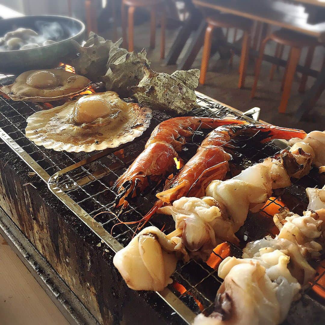 若林美里のインスタグラム：「* 浜焼き(^^)焼き♪焼き♪ 美味しかった!! #海鮮#食べ放題#お腹いっぱい#からの#びわ#そして#ハエ#見つけられた人#まる」