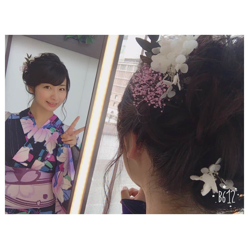 稲富菜穂さんのインスタグラム写真 - (稲富菜穂Instagram)「着付け&ヘアセットしてもろた✌️. . 自撮り下手くそですが、 頭に本物のお花が散りばめられてるねんで💐. . #浴衣 #浴衣ヘア #お花ヘア #枯れてるお花 #天神祭 #お仕事です #暑さに耐えられるか心配 #👘」7月25日 15時45分 - inatomi74
