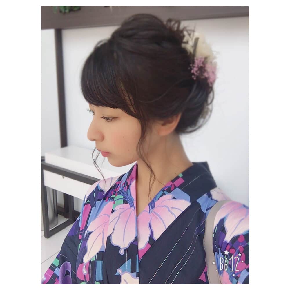 稲富菜穂さんのインスタグラム写真 - (稲富菜穂Instagram)「着付け&ヘアセットしてもろた✌️. . 自撮り下手くそですが、 頭に本物のお花が散りばめられてるねんで💐. . #浴衣 #浴衣ヘア #お花ヘア #枯れてるお花 #天神祭 #お仕事です #暑さに耐えられるか心配 #👘」7月25日 15時45分 - inatomi74