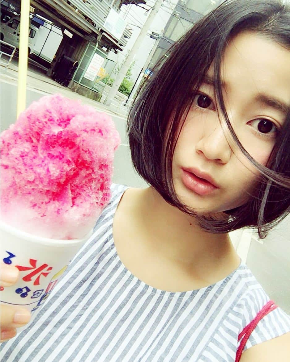 出口亜梨沙さんのインスタグラム写真 - (出口亜梨沙Instagram)「去年の今日何してたんやろうと思って写真フォルダみてたらかき氷食べてた😌💕 このかき氷、氷屋さんが売ってるかき氷で、普通のシロップかけてるだけやのに氷がいいからふわふわで口溶けのいいかき氷なんです😌💕 うわ、お祭りとか行きたいな😳 浴衣着て！！ 浴衣実家に置いてきちゃったから無理やけど(´๑•_•๑)  東京にはりんご飴ならぬあんず飴というのがあると聞いたので今年はあんず飴とやらを食べたいと思います(๑•̀ •́)و✧」7月25日 18時08分 - arisa_deguchi
