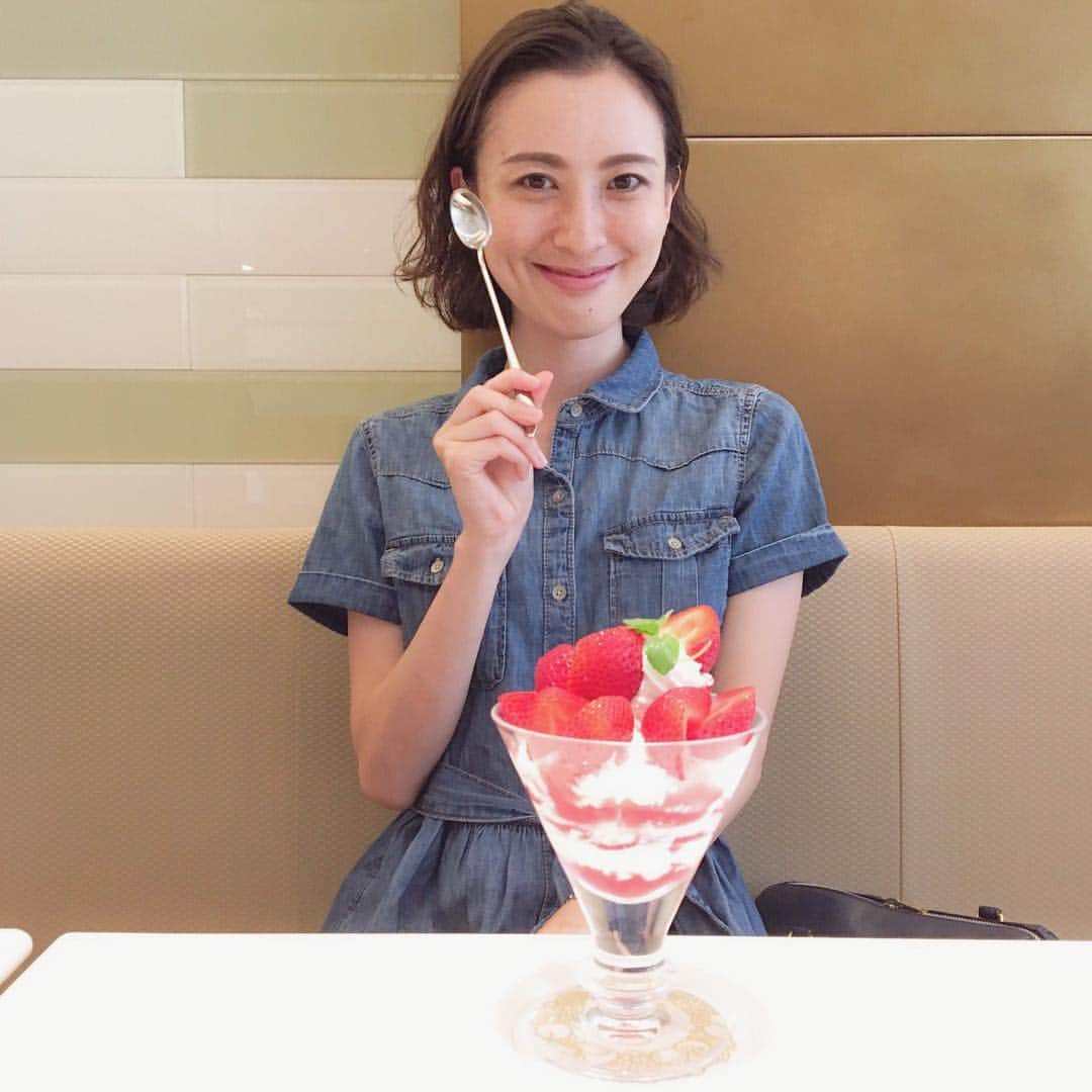前田紀至子さんのインスタグラム写真 - (前田紀至子Instagram)「食べる気満々。 アイスクリーム好きとしては、パフェと来たらそれはもう夢のような食べ物。 #パフェのポーズ」7月25日 18時42分 - ki45m