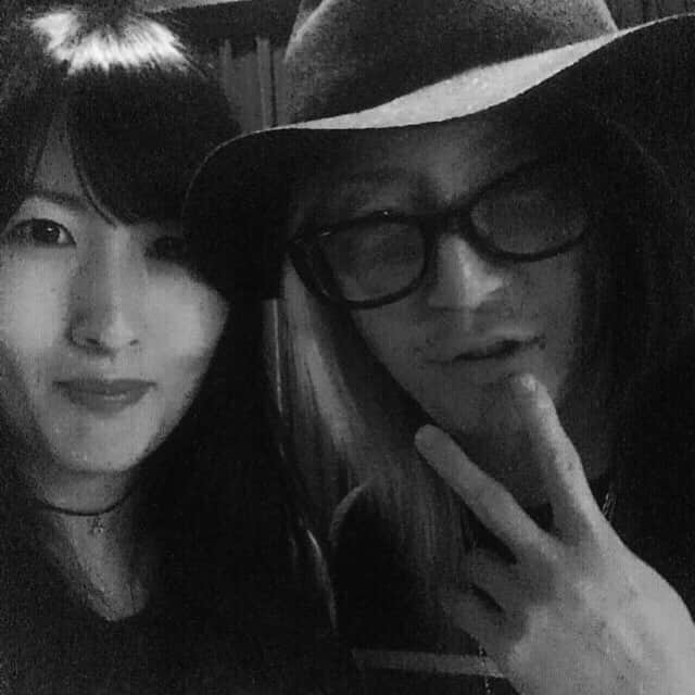 澤村小夜子のインスタグラム：「今日はちょっと早い夏休み🌼 福岡から直行で、誘って頂いたBBQに参加しました( ˊᵕˋ* ) 【微熱Ⓐgirlサマー】でお世話になったHISASHIさんにも会えてハッピー🐣💐🙏🏻 声がガラガラになるほど楽しい1日でした😂 仲良くしてくれたみなさま、ありがとうございました＊  #BBQ #微熱agirlサマー #glay #hisashi さん #写真投稿OKしてくれたけど酔った勢いだったらどうしよう...笑 #ねごと #澤村小夜子」