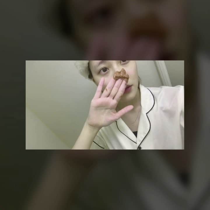 ぽむぽむユウリのインスタグラム：「前回YouTubeで紹介した泥パックで顔をリセット₍ᐢ. ̫ .ᐢ₎🔥 さよなら毛穴汚れ、ようこそ もちもち肌！ 夏は毛穴が気になるので今年はきちんとこれで毛穴ケアします！！！！オススメ！ : #マラケシュレッドクレイマスク #泥パック #PR」