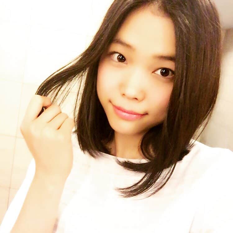 亀井理那のインスタグラム：「今日！ついに！髪を切りましたー！笑 ずっと放置しちゃってたから、やっとだー😳 さっぱりじゃーい💓 髪洗うのも乾かすのも楽になる♪笑 #亀井理那 #女優##タレント#美容院#ミディアムヘア #サッパリ #メンテナンス」