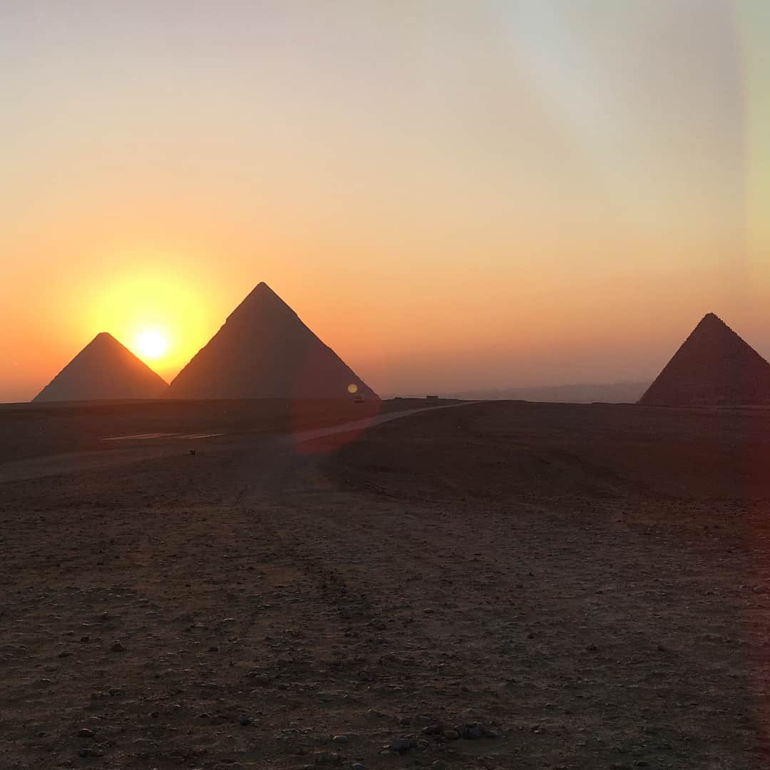 リリー・ドナルドソンのインスタグラム：「Sunrise at the Pyramids」