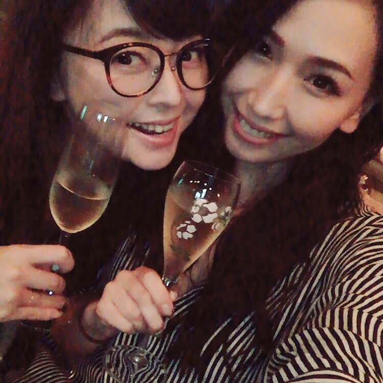 佐山愛さんのインスタグラム写真 - (佐山愛Instagram)「久々れいなっち @pleiadesreina とおデイツ❤️ ご近所さんなのにれいなっち多忙すぎて なかなか捕まらないので(笑) ゆっくり会えてうれしおすーー❤️❤️❤️ ・ てか、お昼にステーキ食べたのに夜も焼肉で 今日はお肉三昧だったーーww ・ 明日カロリー消費しに行こっと！ ・ #ぷりあでぃす玲奈 #champagne #おデイツ #可愛子ちゃん大好物」7月2日 0時34分 - ai_sayama0108