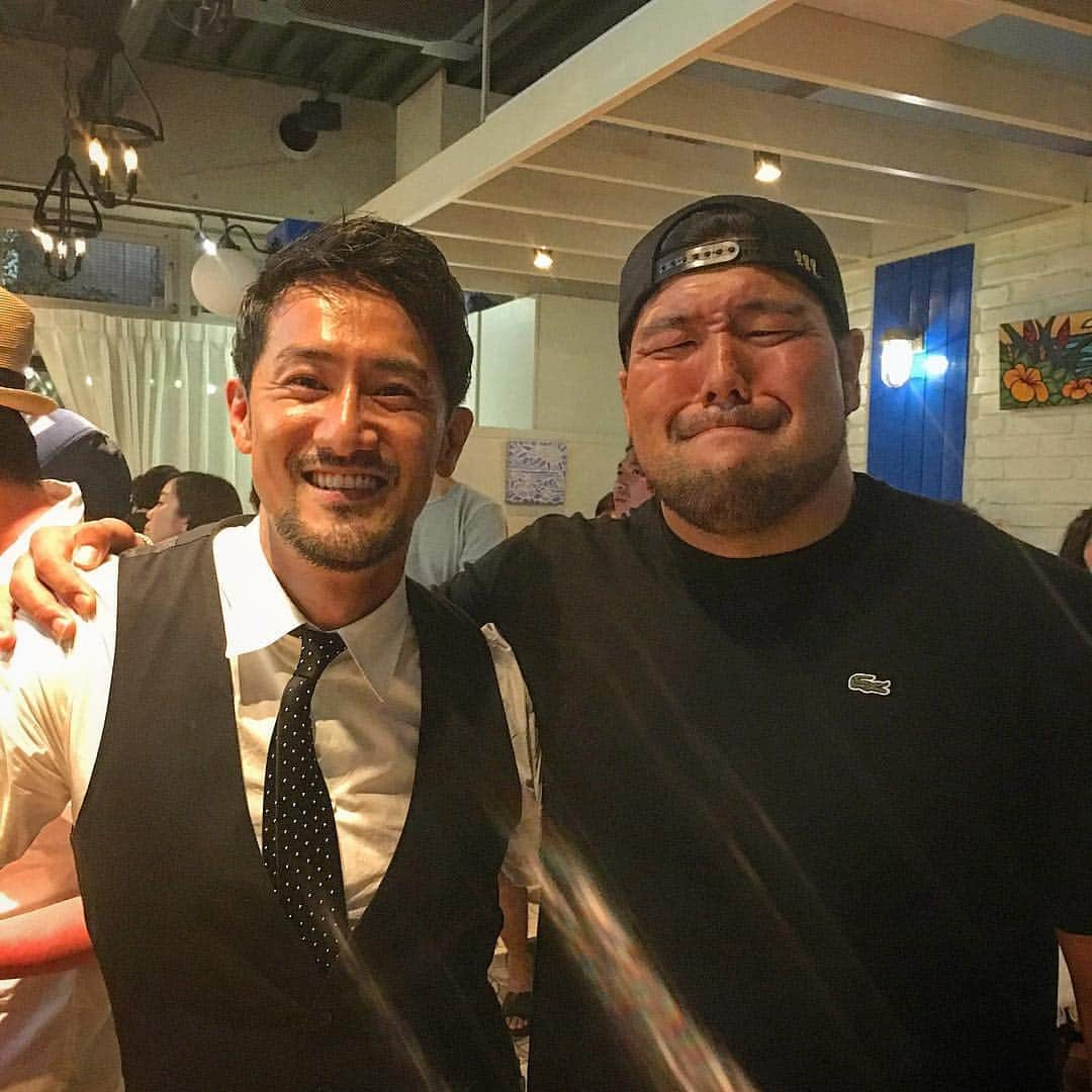 畠山健介さんのインスタグラム写真 - (畠山健介Instagram)「昨日の夜は焼肉の後、恵比寿のデッコーロへ！ りょうさんがオーナーを務める最後の夜と聞いて、挨拶しに行きました。 現状に満足せず、常に向上心を持ち行動する姿に感動と感銘を受け、尊敬します。 新しいステージでの活躍を祈っています！ ガンバレー🤙りょうさん！  #ラグビー#Rugby #大河原亮高 さん #りょうさん #恵比寿 #デッコーロ #Decollo #向上心 #感動 #感銘  #尊敬 #男前  #現状に胡座をかく男 #ハタケ #男としての差  #歴然 #顔面偏差値はそれ以上に歴然 #デッコーロはなくなりません！ #これからも行きます🤙」7月2日 12時03分 - hatake03