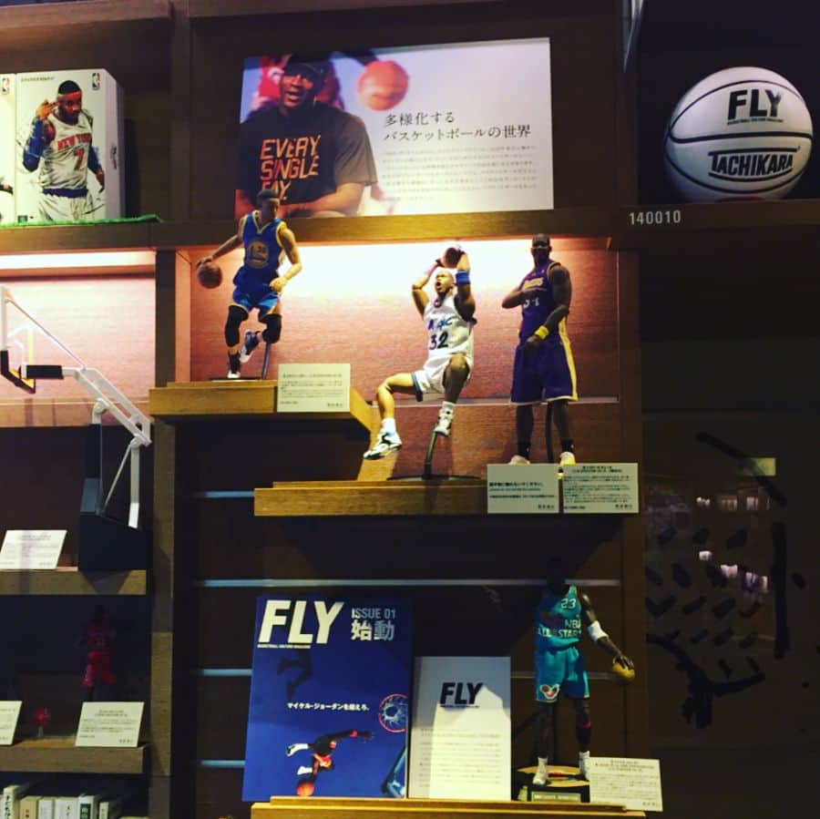 代官山 蔦屋書店　DAIKANYAMA T-SITEさんのインスタグラム写真 - (代官山 蔦屋書店　DAIKANYAMA T-SITEInstagram)「【フェア紹介】 7月7日 FLY MAGAZINE ISSUE2の発売を記念して、「多様化するバスケットの世界」をテーマにフェアを開催中です🏀  NBA選手にそっくりのフィギュアも販売しております。 開催期間が短いのでお見逃しなく！  7/1〜7/19 代官山 蔦屋書店 1号館1階 人文フロア  #代官山蔦屋書店 ##daikanyama #book #basketball」7月2日 12時44分 - daikanyama.tsutaya