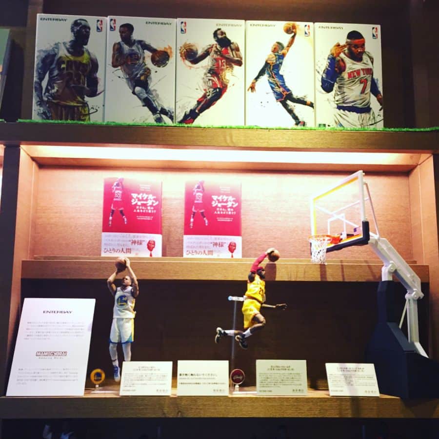 代官山 蔦屋書店　DAIKANYAMA T-SITEさんのインスタグラム写真 - (代官山 蔦屋書店　DAIKANYAMA T-SITEInstagram)「【フェア紹介】 7月7日 FLY MAGAZINE ISSUE2の発売を記念して、「多様化するバスケットの世界」をテーマにフェアを開催中です🏀  NBA選手にそっくりのフィギュアも販売しております。 開催期間が短いのでお見逃しなく！  7/1〜7/19 代官山 蔦屋書店 1号館1階 人文フロア  #代官山蔦屋書店 ##daikanyama #book #basketball」7月2日 12時44分 - daikanyama.tsutaya