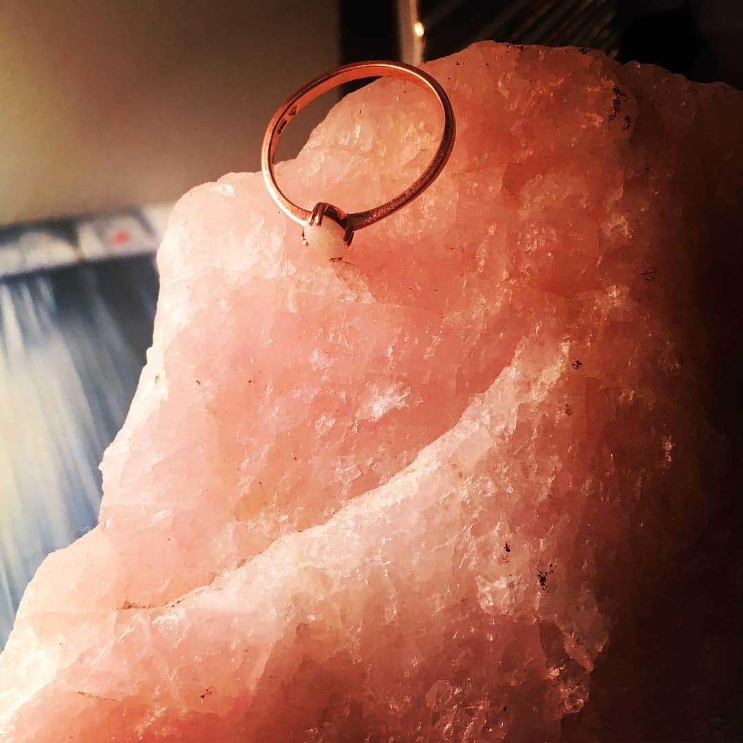 レンのインスタグラム：「Moonstone's most powerful effect is that of calming the emotions. Moonstone makes conscious the unconscious, promoting intuition and empathy. It encourages lucid dreaming, especially at the time of the full moon. This gemstone has traditionally been used to enhance psychic abilities and to develop clairvoyance 🌙 #WrenxIconery @theiconery Link to explore ours in bio」