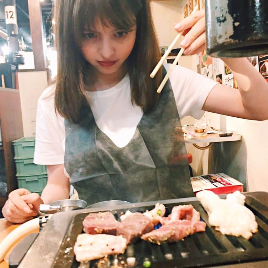 加藤ナナさんのインスタグラム写真 - (加藤ナナInstagram)「焼肉〜〜🤤🥓🥓🥓 かとさんは赤身とレバーラバー❤︎ . . #彼女と焼肉なうに使っていいよ」7月2日 22時10分 - katouchan