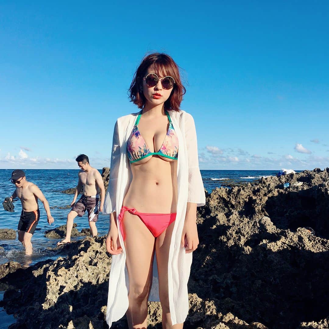 郭圈圈さんのインスタグラム写真 - (郭圈圈Instagram)「Love this place so much⛱️👙☀️👒💚💙❤️ 第三個影片是個怪人🤣🤣🤣 👆🏻白色罩衫真的夏天必備 找 @miss_daily_ 買買唷☺️ - #bikinigirl#kenting🌴#view#taiwan#sea#海#leainkenting#leaintaiwan#lea_bikini#view#景色」7月2日 16時50分 - helloiamlea