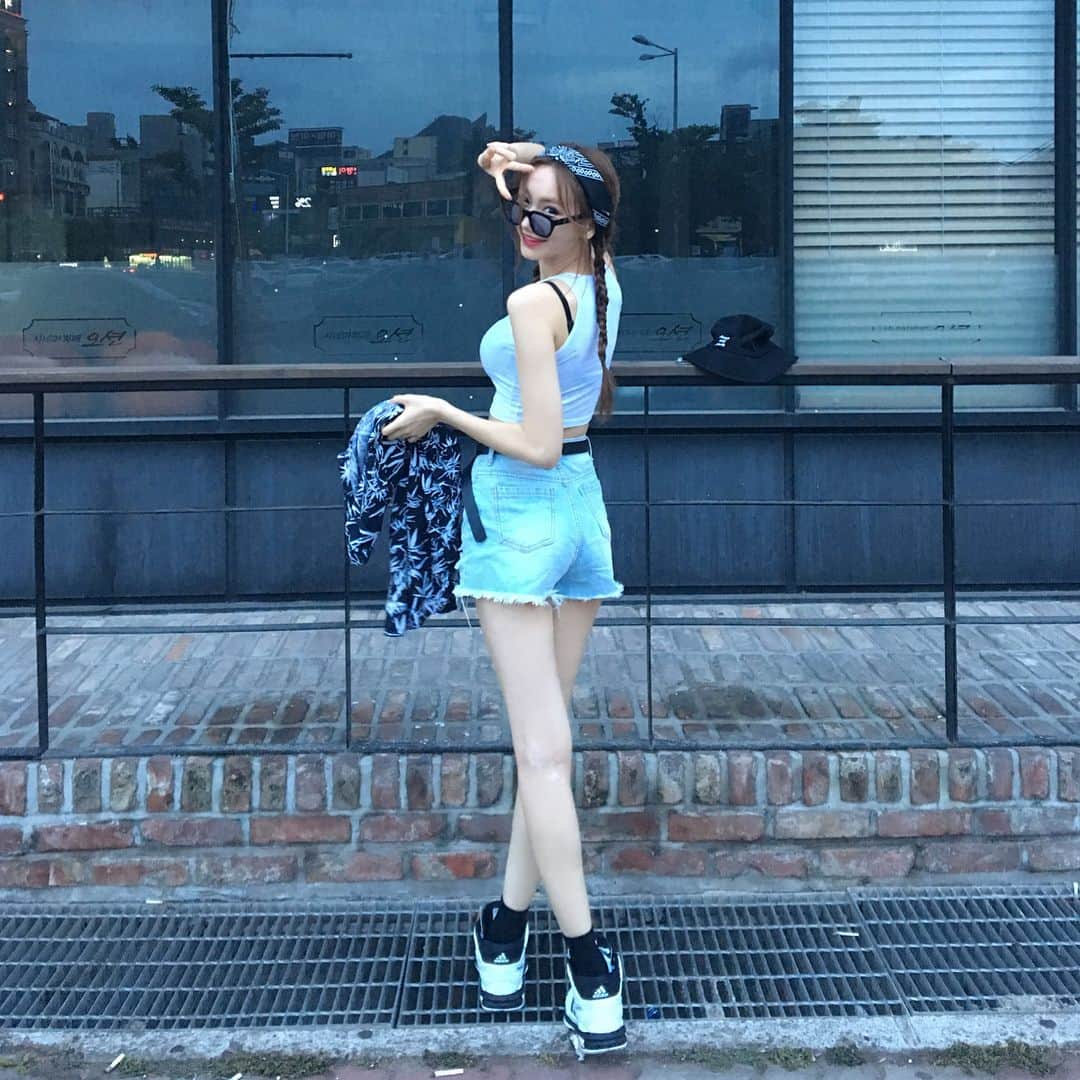 ソアさんのインスタグラム写真 - (ソアInstagram)「해뜰무렵랑 해질무렵에 사진이 제일 잘 찍히는것같아 😎 #바이브레이트 #vibrate #sunglasses #틴트 #선글라스  반다나랑 옷은 #브랜디 #서아의에이컷」7月2日 17時47分 - seoa_p