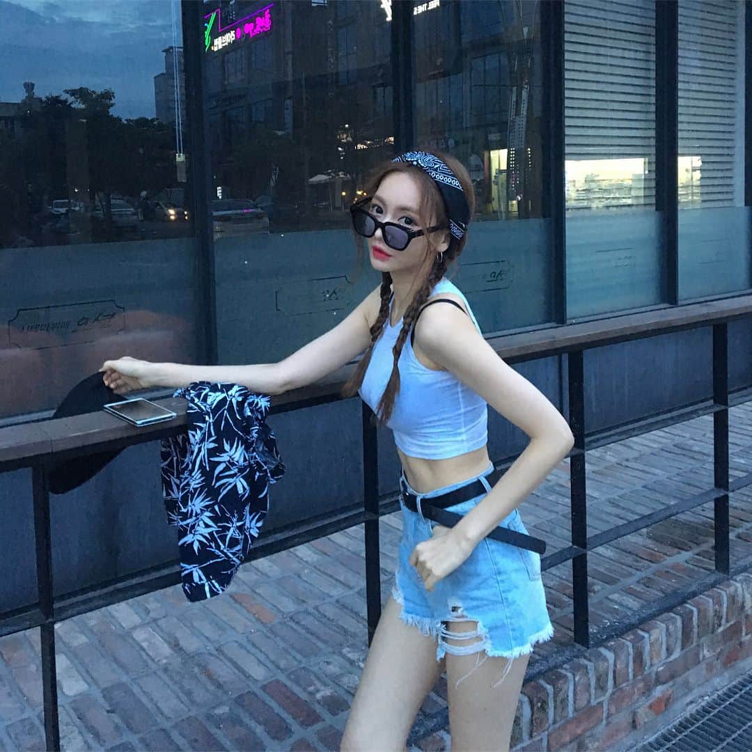 ソアさんのインスタグラム写真 - (ソアInstagram)「해뜰무렵랑 해질무렵에 사진이 제일 잘 찍히는것같아 😎 #바이브레이트 #vibrate #sunglasses #틴트 #선글라스  반다나랑 옷은 #브랜디 #서아의에이컷」7月2日 17時47分 - seoa_p