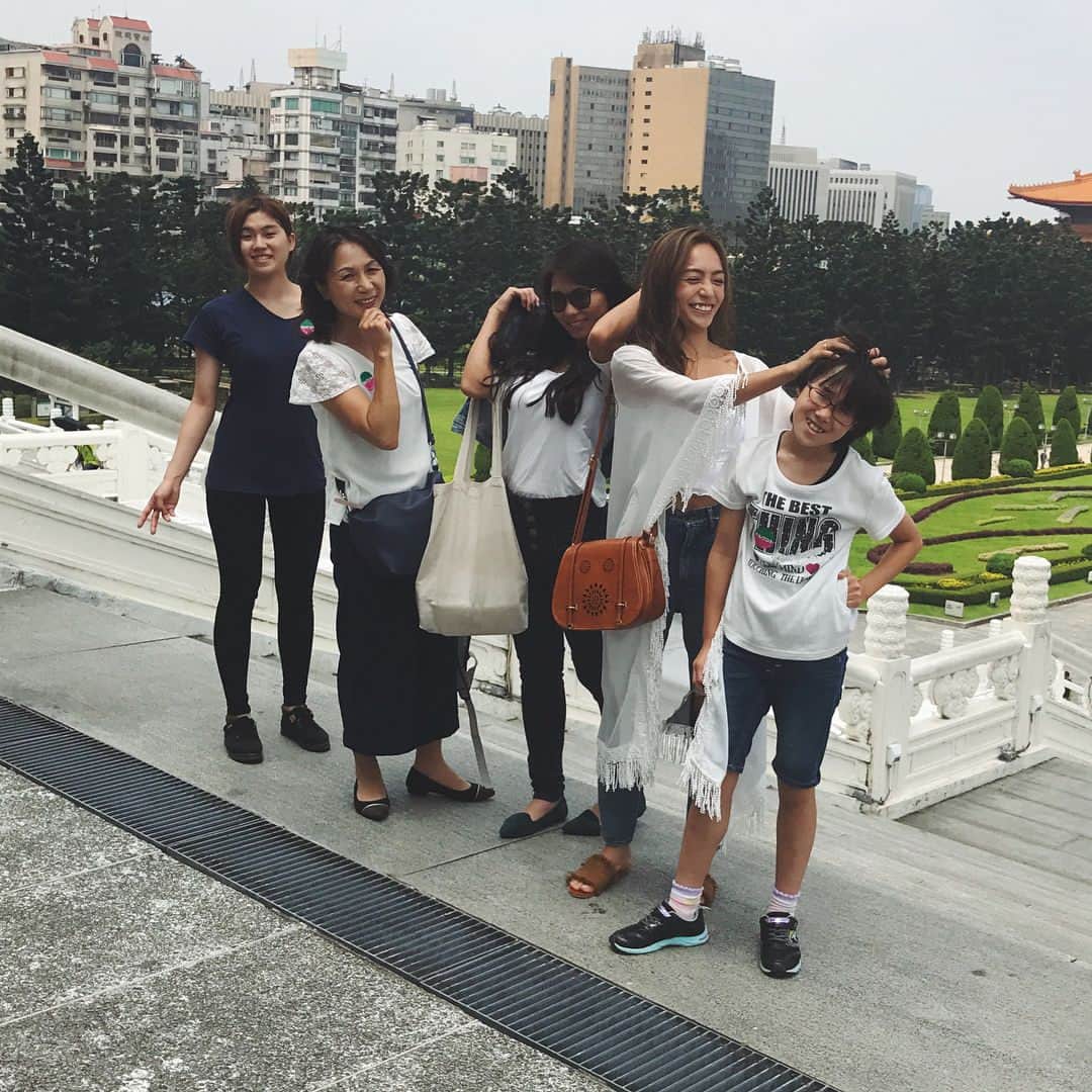 里見茜さんのインスタグラム写真 - (里見茜Instagram)「里見家の台湾旅行の旅から帰ってきました💕  久しぶりの家族全員集合、楽しかったけど疲れたw  家族でいると誰にも見せたこのない素がですぎちゃうね😂  いつか茜がみんなを家族旅行に連れていけるように頑張ろう😊💕 いつかね👅  #family#台湾旅行#臭豆腐#次は挑戦#途中姉妹で大喧嘩#さすが#家族」7月2日 19時59分 - satomiakane