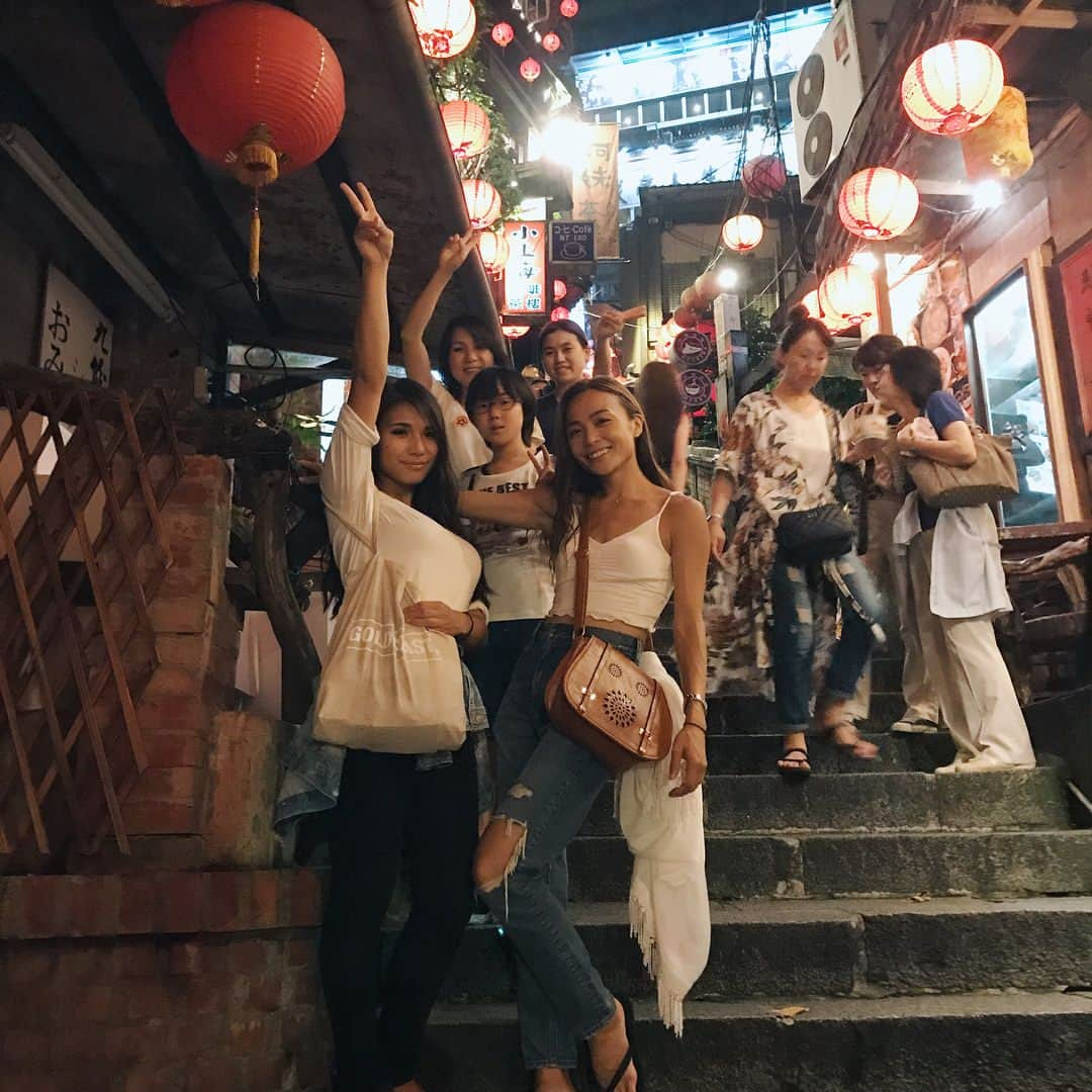 里見茜さんのインスタグラム写真 - (里見茜Instagram)「里見家の台湾旅行の旅から帰ってきました💕  久しぶりの家族全員集合、楽しかったけど疲れたw  家族でいると誰にも見せたこのない素がですぎちゃうね😂  いつか茜がみんなを家族旅行に連れていけるように頑張ろう😊💕 いつかね👅  #family#台湾旅行#臭豆腐#次は挑戦#途中姉妹で大喧嘩#さすが#家族」7月2日 19時59分 - satomiakane