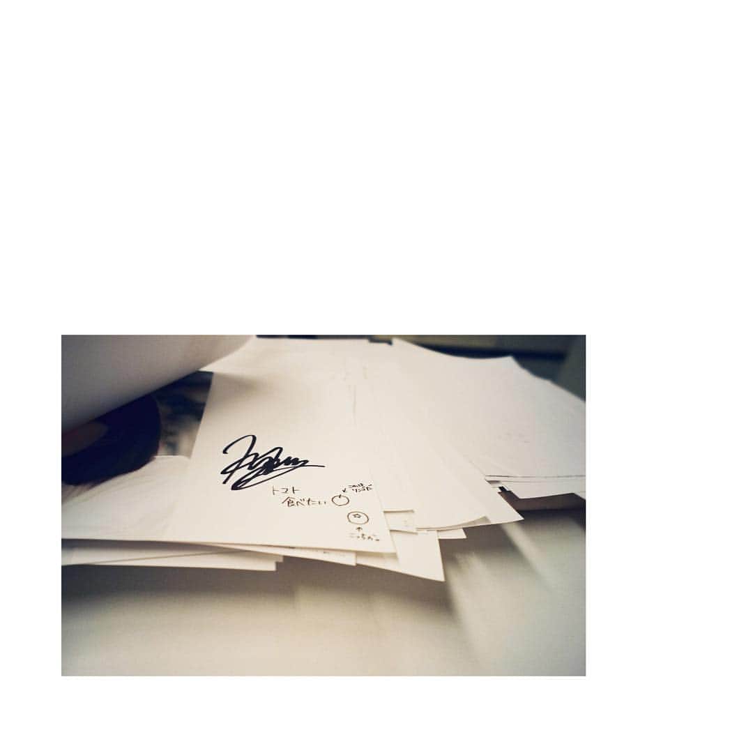 芳根京子さんのインスタグラム写真 - (芳根京子Instagram)「全部にサインを書きました。 90枚くらいにはメッセージも書きました。 なんて書いてあったかなー？  #ネコソガレ #everafter #没カバー」7月2日 23時21分 - yoshinekyoko