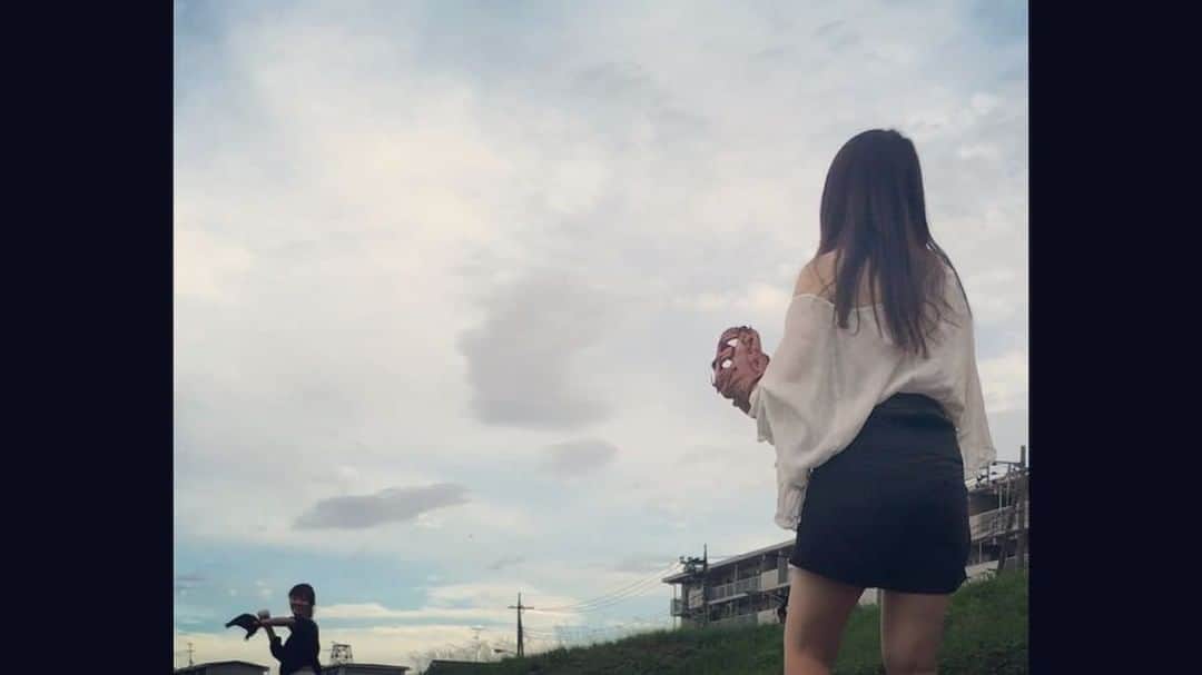 橋元優菜のインスタグラム：「河川敷でキャッチボールしながら語る会。  #下手 #女子力」