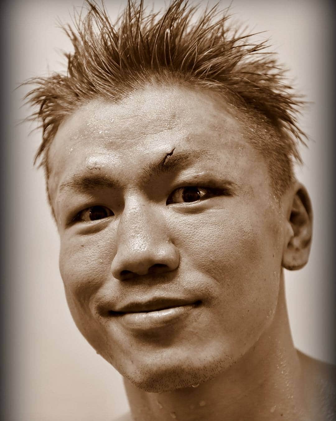 土屋修平のインスタグラム：「6月30日（土）皆さん応援ありがとうございました！！ 6月30日（土）  VS 水藤翔太選手（とよはし）  8R判定で勝つことができました。  そしてこの試合で「引退」という決断も発表させてもらいました。  応援してくれた方々、サポートしてくれたジム、仲間達、水藤選手及び対戦相手ジムのスタッフの方々。  お礼を言いはじめたらキリがない。  本当に感謝しかありません。 ￣￣￣￣￣￣￣￣￣￣￣￣￣￣￣￣￣￣￣￣￣ いつか世界の舞台に立ちたかった。  いつかあのラスベガスのリングに立って相手を倒し勝ち名乗りを受けて叫びたかった。  自分を奮い立たせて歩んできましたがたどり着けませんでした。  悔しくないと言えば嘘になります。  しかし自分の最高のパフォーマンスを観客に見せることができなくなったらプロは舞台に立ってはいけない。  そう思って決断させてもらいました。  偉大なボクサーにはなれませんでした。  何度も負けてファンをガッカリさせることもありました。  賞賛されたこともあったしボロクソに批判されたこともあったし仲間から冷たい目で見られたこともありました。  そんな浮き沈みの激しいボクサーだったかもしれません。  しかしこんな俺でも  その日１日の最高にアツい試合をしよう！！ 俺がその日一番アツいボクサーなんだ！！ そう心に決めて戦ってきたと  それだけは胸を張って言えます。  ボクシングは勝敗が全て。結果が全ての世界です。 それでいいと思います。そうじゃないとダメだ。  ただ俺の中での基準は 「誰かの魂を揺さぶることができたか？」 それだけでした。  理解なんかされなくたってどうだっていい。  そこに全身全霊を懸けてボクシングやっててよかった。  そう思います。  ありがとう「ボクシング」  では長いとウザイのでこの辺で。笑  皆さん！！ 長い間プロボクサー土屋修平の応援ありがとうございました！！ 第60第 日本ライト級チャンピオン 2010年全日本ライト級新人王  土屋修平 【戦績】28戦23勝（18KO）5敗」