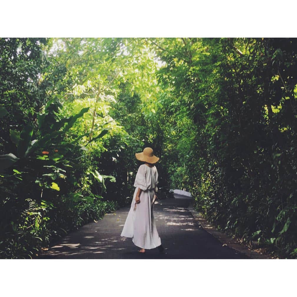 のインスタグラム：「#ootd 🌿 . @oyshoの刺繍マキシワンピース* . 締め付けが全くないAラインシルエットに加えて 腰紐でブラウジングもできるから ヒールが履けないマタニティ中にぴったり☺︎ コットン100%で着心地も凄く良いし ロングスリーブロングスカートのデザインだから 日焼けや虫刺されの心配もなし👍🏻 . zaraの姉妹ブランドでルームウェアやビーチウェアが 豊富なブランドだからこれからの季節にもぴったり* . #babymoon #phuket #instafashion」