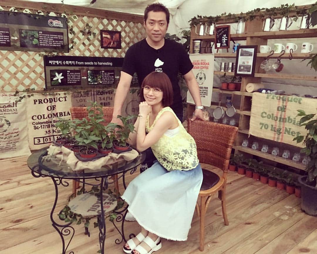 のインスタグラム：「夫婦始めました♡  #時東ぁみ #韓国 #korea #한국 #ロケ #江陵市 #江陵 #강릉 #撮影 #shooting #コーヒー博物館 #커피박물관 #コーヒー #coffee #はなわ さん #夫婦 #始めました #なんか #違和感 #笑 #コーヒープリンス #커피프린스1호점」
