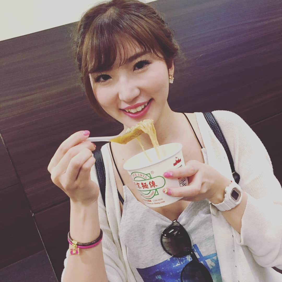 松嶋えいみさんのインスタグラム写真 - (松嶋えいみInstagram)「#台湾 🇹🇼お食事編💓 . . #いい感じに扇風機当たってる人 #器の持ち方癖強過ぎる人 #フライドチキンでベロ火傷した人 #メロンをドヤ顔で食べる人 #小龍包の前にとりあえずビールの人 #タピオカ持ってとりあえず台湾感出す人 #魯肉飯はこーやって食べるんだって教わった人 #北京ダックざんまいの社長  #麺線 #夜市 #台湾素麺 #魯肉飯  #摄影 #多謝你 #謝謝 #超好吃 #開心 #好玩 #台灣好棒」7月3日 9時16分 - eimi_matsushima