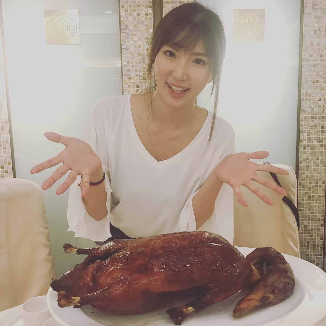 松嶋えいみさんのインスタグラム写真 - (松嶋えいみInstagram)「#台湾 🇹🇼お食事編💓 . . #いい感じに扇風機当たってる人 #器の持ち方癖強過ぎる人 #フライドチキンでベロ火傷した人 #メロンをドヤ顔で食べる人 #小龍包の前にとりあえずビールの人 #タピオカ持ってとりあえず台湾感出す人 #魯肉飯はこーやって食べるんだって教わった人 #北京ダックざんまいの社長  #麺線 #夜市 #台湾素麺 #魯肉飯  #摄影 #多謝你 #謝謝 #超好吃 #開心 #好玩 #台灣好棒」7月3日 9時16分 - eimi_matsushima