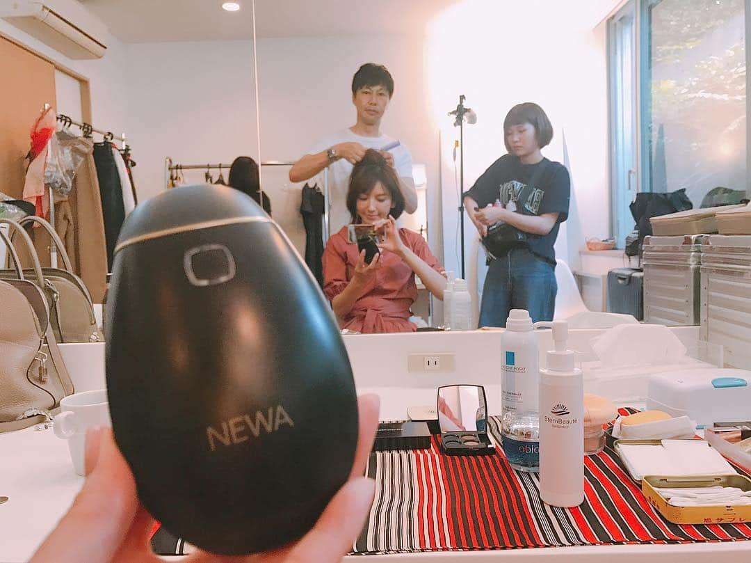 美香さんのインスタグラム写真 - (美香Instagram)「ヘアメイク森さん大絶賛の ひきしめ専用美顔器#newa ！ これ、すごい💛💛💛 一回で変化を感じたよ。 森さんまた色々教えてね☺️ #newa #エステ級 @moriyukio_roi」7月3日 10時38分 - mikaofficial99