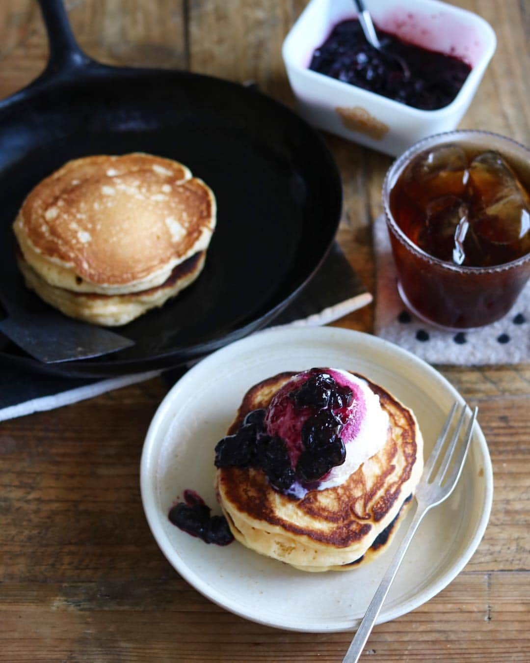 かおしさんのインスタグラム写真 - (かおしInstagram)「Good morning:^) 🥞🍇🍨 ・ #牛窓クラフト散歩 の時にオーダーした#中村智美 さんのオーバルの鉄フライパンが届いたので、#パンケーキ の朝ごはん🥞 鉄パンで焼くと、火加減とか少し難しいけれど、ふっくら焼けるので美味しくて好き🤤 昨日、産直で買った新鮮なブルーベリーでコンフィチュールを作ったので、バニラアイスと一緒にのっけて食べたら美味しかった！ 我が家の鉄パンは、成田さんと中村さん🍳 偶然お二人とも群馬県で製作されているので、我が家の鉄パンは群馬生まれ率100％✨ またお気に入りが増えて嬉しい🙌 ・ 昨日は夕方から、#ジャングルポケット さんの単独ライブツアーへ。 250名くらいのホールだったので、結構近いところで見れたし、ネタが全部面白くて終始爆笑！ お笑いのライブって久しぶりに行ったけれど、やっぱりいいなぁ✨ ライブの後は、物販コーナーで御三方と写真撮影が出来たのだけれど、1週間前にチケットを手売りで買ったのを覚えてくださってたり、妊婦の妹のお腹を撫でて安産祈願してくださったり(妹感動しすぎてその場で泣く😂)、優しいジャンポケさんに感動したのでありました♡ う〜〜ん、最高だったー！！💯💯💯 ・ その後は妹たちとわかれ、フリーペーパー#KAWAREL の撮影で前乗りされていたメイクアップアーティストの#ピカ子 さんの飲み会に飛び入り参加させてもらった！ ＴＶの印象で、辛口で恐い方なのかと思っていたら、とにかく気さくで優しくてワインを美味しそうに飲まれていて、話しているととっても乙女で酔っぱらいかたも可愛い💕 そして、てっきりメイクされていると思ったら、まさかのスッピン！😳 あまりにも肌が綺麗なので、顔から5cmくらいまで近づいて観察させてもらったけれど(そんなことさせてくれるところも優しい)、とにかく毛穴が無くてツルスベ！😳 さらに「触ってもいいですか？」という失礼な私にも「いいわよ😚」と顔を差し出してくださる優しいピカ子さん…神！！😭✨ 帰り際も、マネージャーさんとタクシーに乗られてから、わざわざ窓を開けて「じゃあね！ありがとう～😘」とみんなに言ってくれて、本当に素敵で優しくて可愛くて、すっかりピカ子さんファンになってしまった私です💞 またご一緒できたらいいな♪🍷 ・ その後は、いつメンでいつもの店でいつものトーク。笑 この時間も私の元気のもと！✨ ・ とにかくよく笑った最高の一日だったー！！ 7月も頑張ろっと🔥 それにしても今日は暑い…☀️ ・ #市川孝 #坂野友紀 #辻和美」7月3日 10時40分 - cao_life