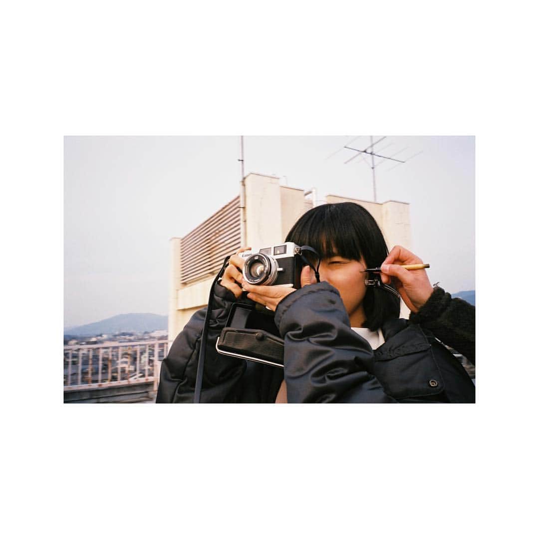芳根京子さんのインスタグラム写真 - (芳根京子Instagram)「このカメラは誕生日とクランクアップの日に、べっぴんさんの持道具さんに頂いたフィルムカメラ。  #ここさけ #メイク直し中 #直してもらってること気付いてる？」7月3日 11時23分 - yoshinekyoko