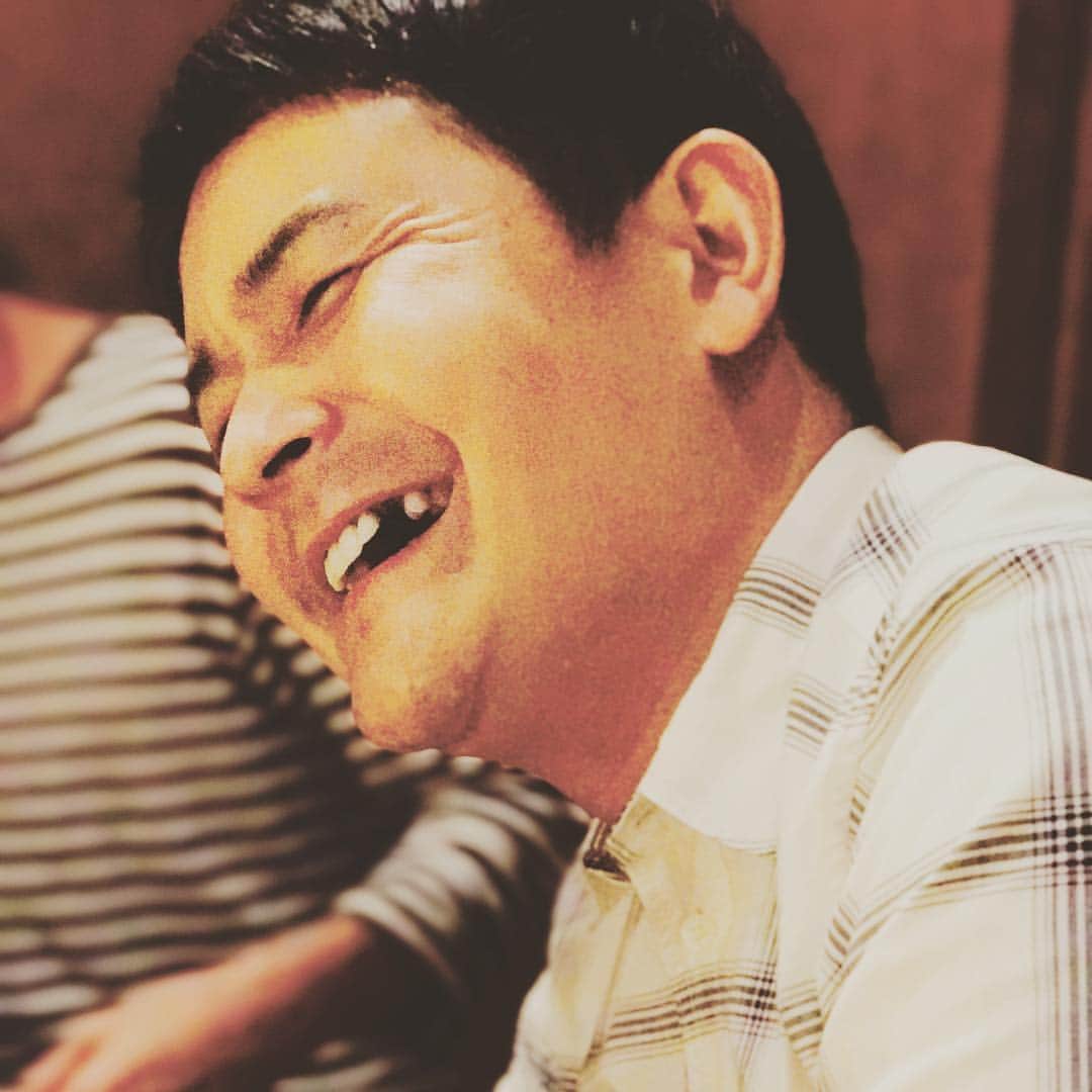川島明のインスタグラム：「打ち上げの席で何気無くノブを撮影したら、昭和の慰安旅行のような一枚が撮れた。  #ノブ #歯を入れろ #芸能人で #そこの歯がガラ空きなやつ今いるか？ #将棋でいうと #飛車おとしてる状態 #気になる #笑うたびに歯の隙間の闇が気になって #恐ろしい #ノブの歯の隙間を見てる時 #ノブの歯の隙間もまたこっちを見てる #恐ろしい #ドキュメントの最後のカット」