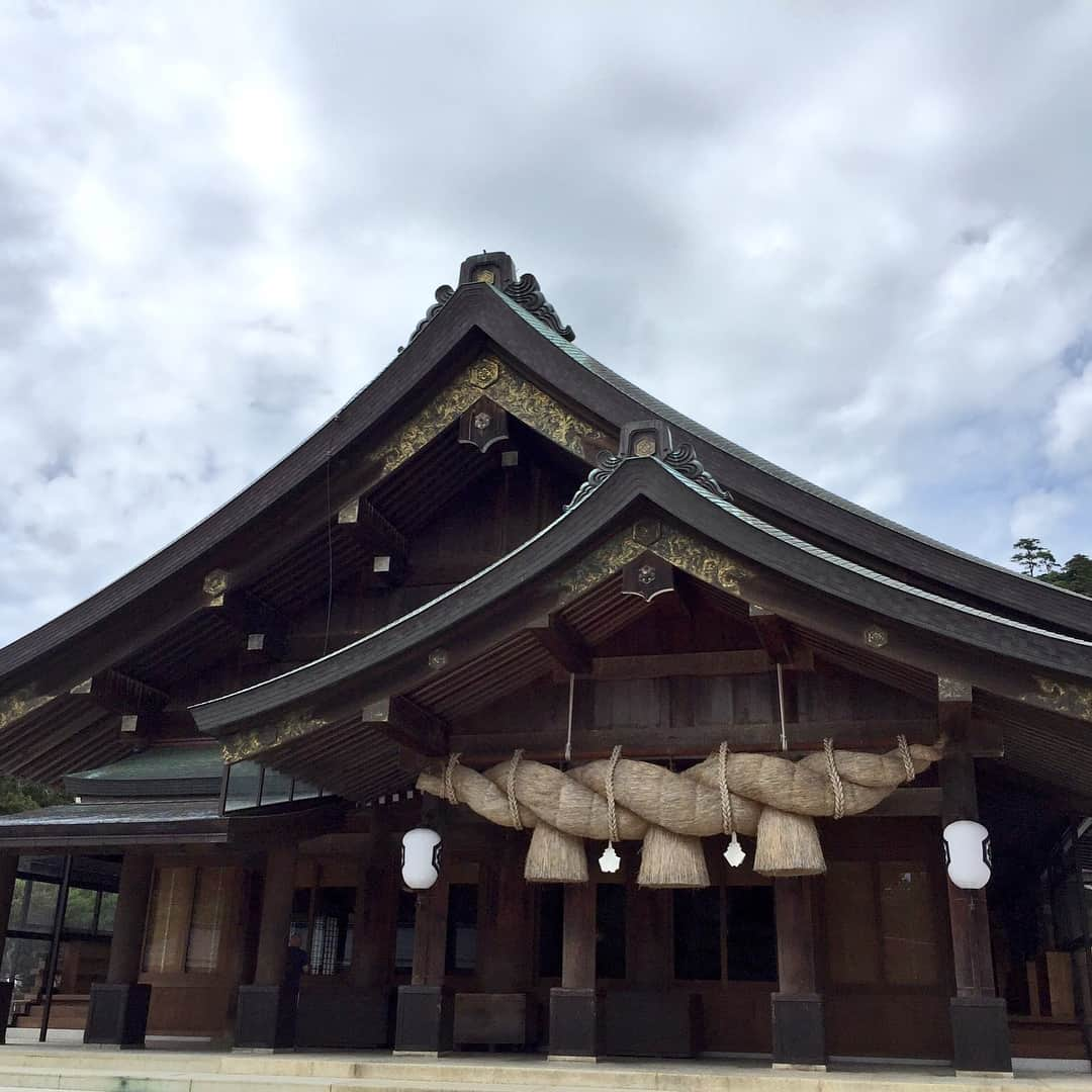 原千晶さんのインスタグラム写真 - (原千晶Instagram)「この間の金曜土曜と2日間島根に行ってきました。 目的は講演だったのですが、絶対に外せない 美保神社、出雲大社、熊野大社、神魂神社を参拝出来ましたー！ 島根の神々様は、本当に温かく、いつも変わらない雰囲気で迎え入れてくださる感じがして いつ行っても癒されまくって帰ってくるのです。 出雲そばも堪能したし、 島根県立美術館のうさぎちゃん達にも会えたし、 出雲大社の境内の広場で 四つ葉のクローバー80本も摘ませてもらえたし 本当に最高のリフレッシュ✨✨🍀 #美保神社#出雲大社#熊野大社#神魂神社#出雲そば#島根県立美術館」7月3日 13時57分 - seribukristal