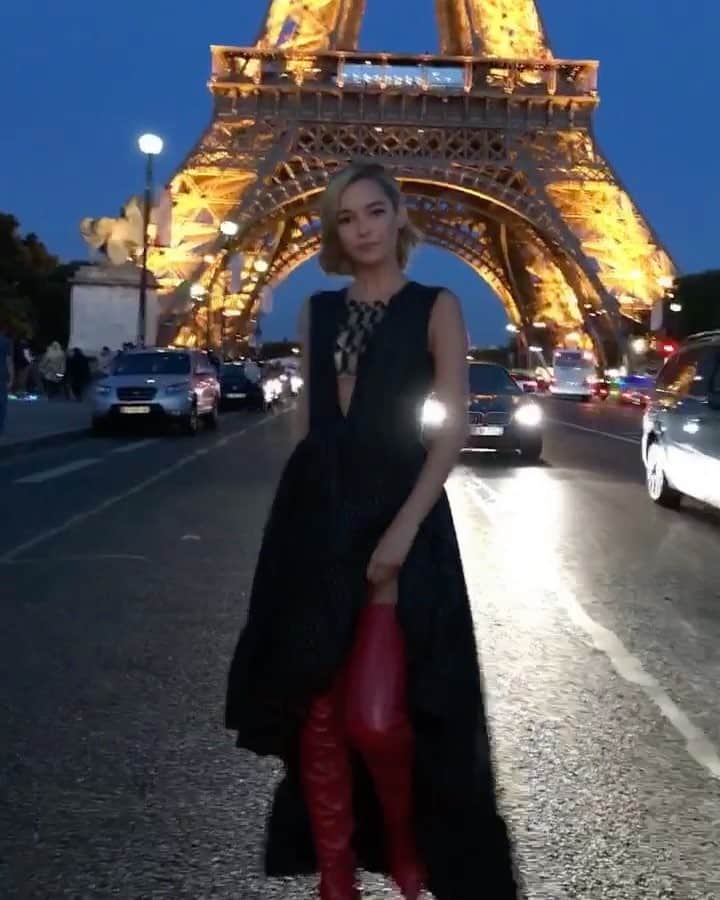 サラ・スナイダーのインスタグラム：「Fuck them cars」