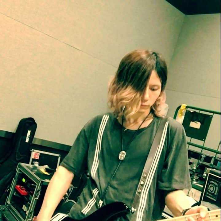 瑠伊のインスタグラム：「10週年のゲネ。 音つけたら何の曲やるか分かっちゃうから無音にしようと思ったけど寂しかったから別の大好きな曲に差し替えました。音とのリンクは当日までのお預けね。 当日は久々に個人グッズもでるだよ。今回はコンチョヘアゴム。 かっこいいのが出来た。 これずっと作りたかったの。 とても満足している。 みんなが付けてくれてたら泣いて喜ぶ。泣かないけど。男だから。 Antique gold とVintage silverの2色同時発売。 両方手に入れたらツインテール出来るね。見たいなぁツインテール。 5本ずつ買ってくれたらテンテールできるよ。見たいなぁテンテール。 でもそれ見て笑っちゃったらごめんね。 おやすみなさい。  #ゲネ #チラ見せ #当日楽しみ #コンチョヘアゴム #ツインテール #テンテール」