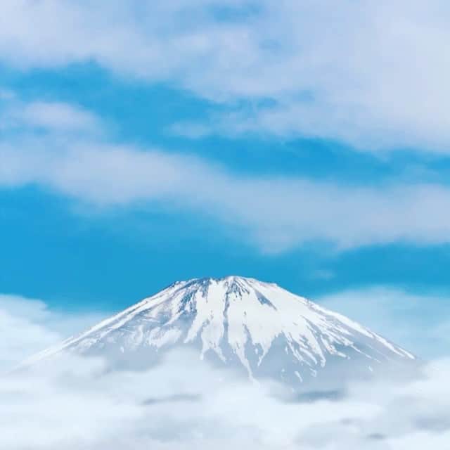 kyoko_zzzのインスタグラム：「from ASHIGARA #lumyer  先々週のこと、夫と夫の両親とで上京したんですけど、途中、足柄SAでドーンと富士山が姿を現してくれました🙌🏻 #富士山 #🗻 #みなさまお疲れさまでした」