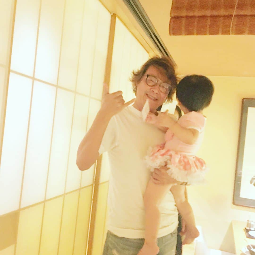 あびる優さんのインスタグラム写真 - (あびる優Instagram)「30歳最後の今夜は何にも予定がなかったのですが😂💦まるで家族のような、家族ぐるみでお世話になってる私達にとってはお父さんのような、娘にとってじぃじのような方と地元の友達とメイクさんと彼がバースデーディナーに連れて行ってくれました☺️❣️ 幸せです。ありがとう😍🎉 どんな未来が待ってるのかな？ 娘にとって、ちょっと抜けたママだけど（笑）自慢のママになりたいな😘  #family#friends#husband#fun#love#daughter#clover#cute#hug#thankyou#mybirthday#dinner#家族#友達#親友#彼#娘#親子#誕生日#前夜祭#ありがとう」7月3日 23時20分 - yuabiru74